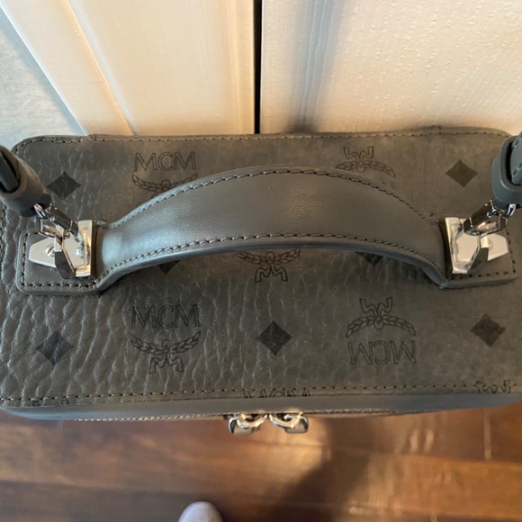 MCM rockstar visetos vanity  bag. gray leather with MCM logo. - Picture 4 of 8